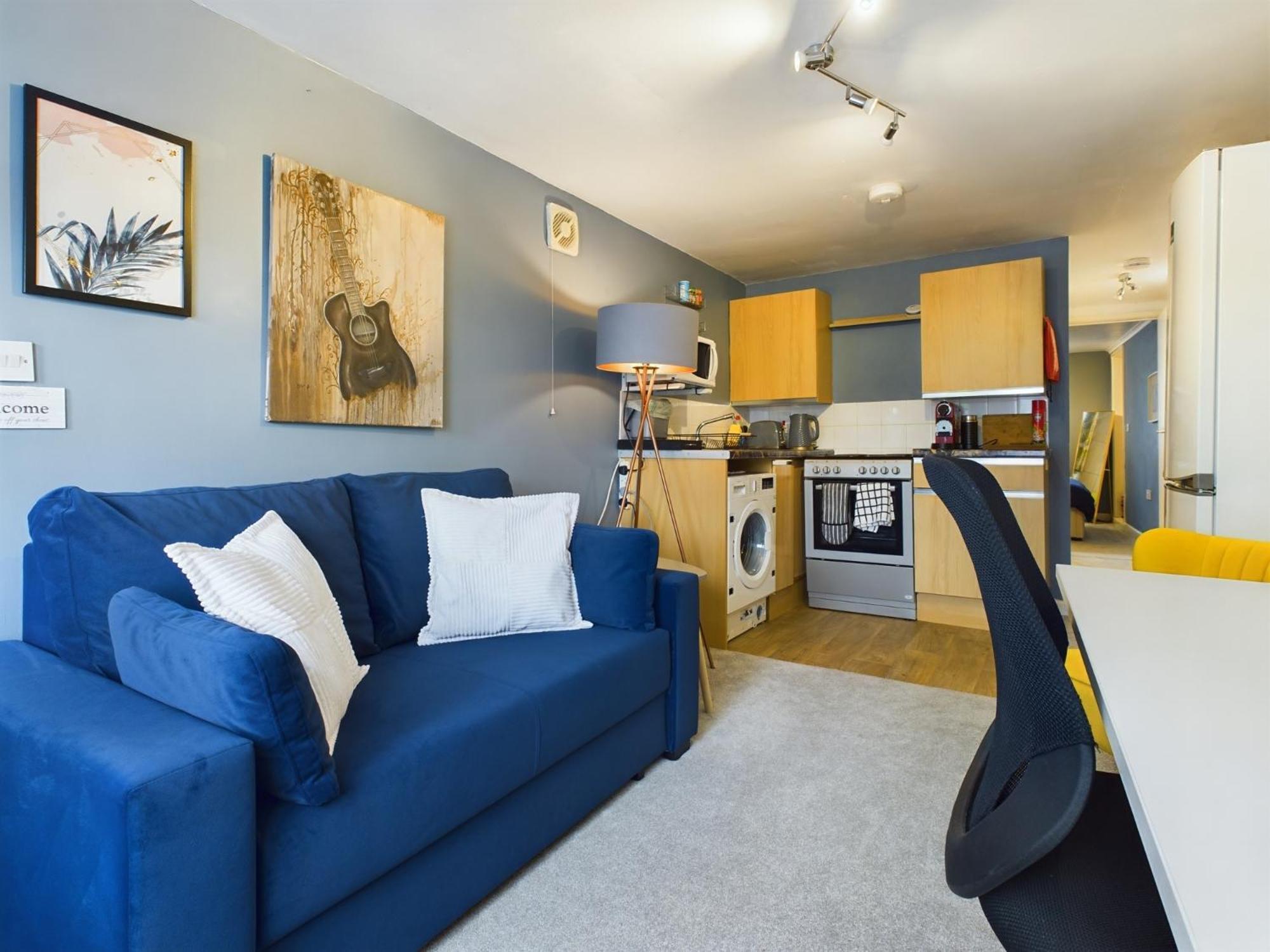 Lovely 1 Bedroom With Parking *