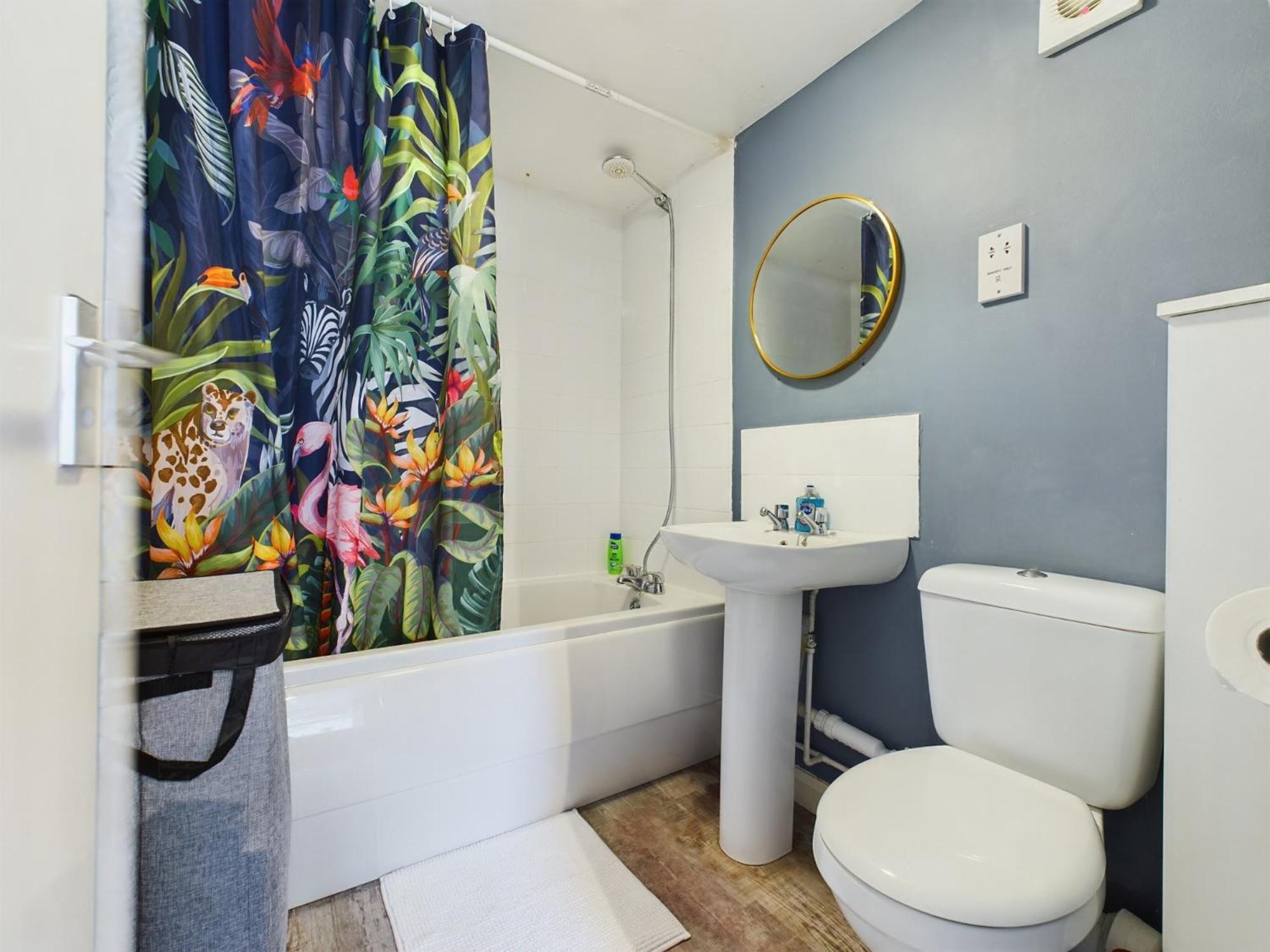 Lovely 1 Bedroom With Parking *
